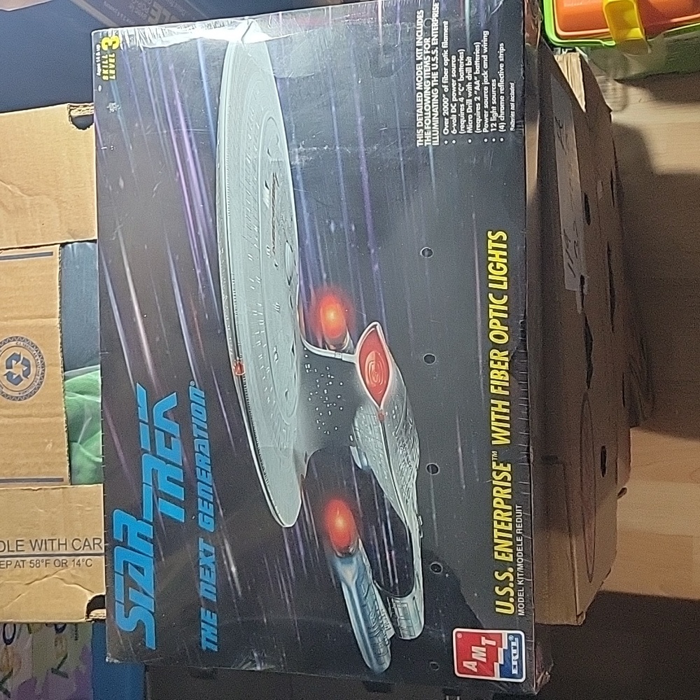 Star Trek U.S.S. Enterprise NCC-1701-D with Fiber Optic Lights AMT #8772 sealed